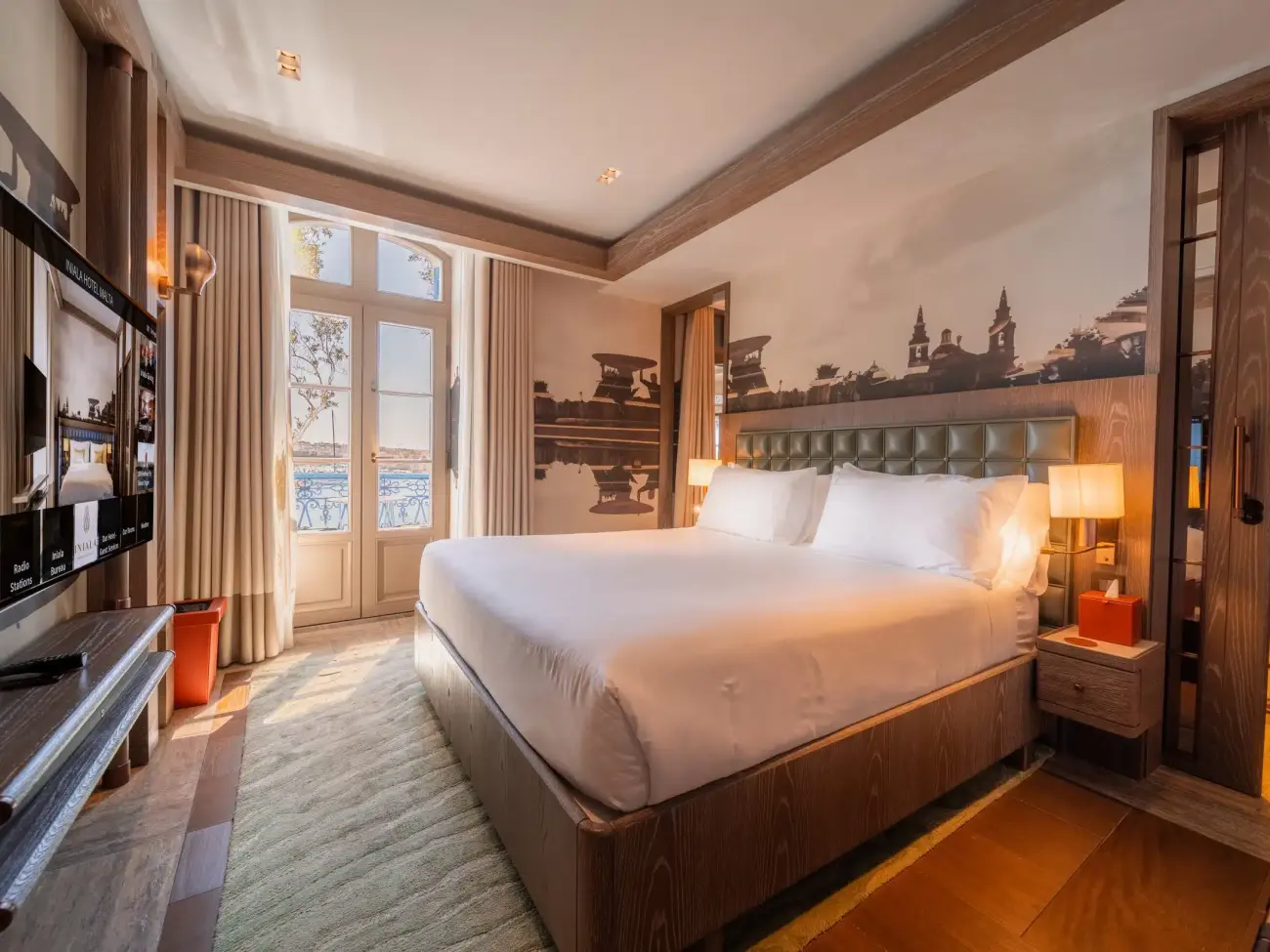 Image 2 - Superior Grand Harbour View Suite