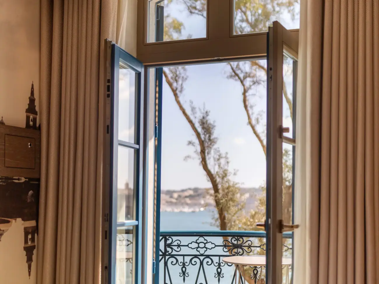 Image 3 - Superior Grand Harbour View Suite